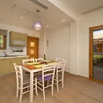 Niriides Luxury Метони